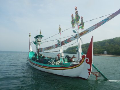 passeert zo een visserschip ons in de nacht?