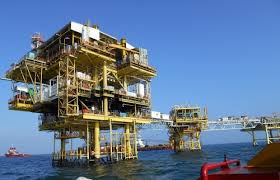 Olieplatform net buiten Miri