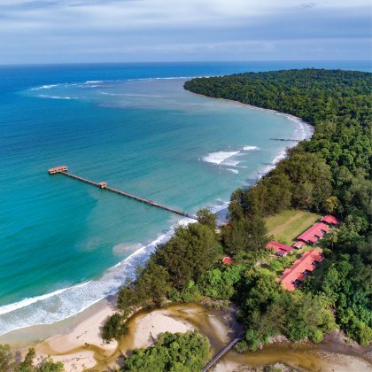 Vlak naast de steiger, geankerd.