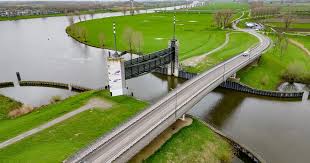 Noodschuif in de Maas. Kromme Nol.